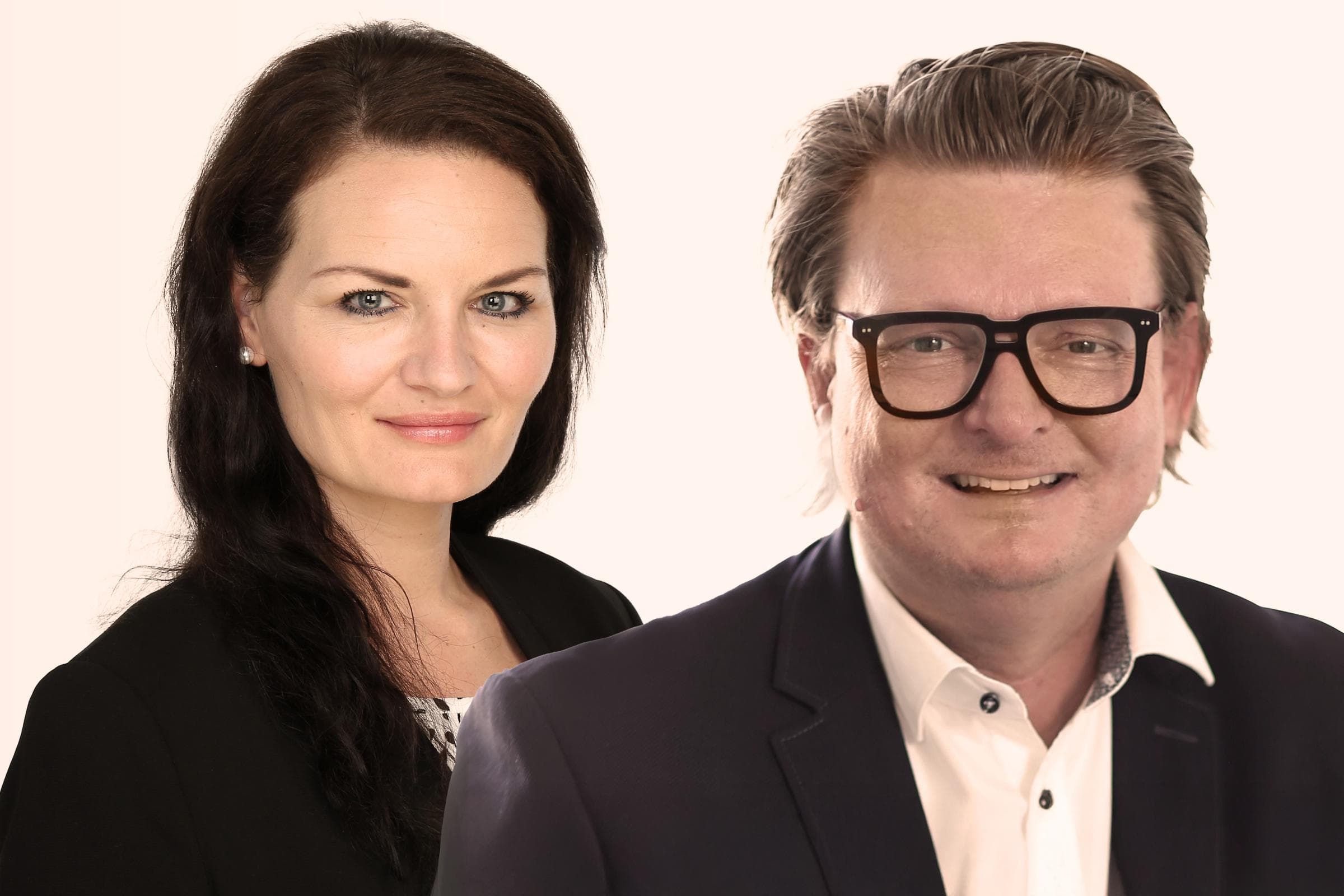 Auf der linken Seite blickt Patricia Baron, Claims Underwriterin PSC bei Hiscox, in die Kamera  und daneben ist ihr Kollege Marc Thamm, Product Head Technology & General Liability, zu sehen