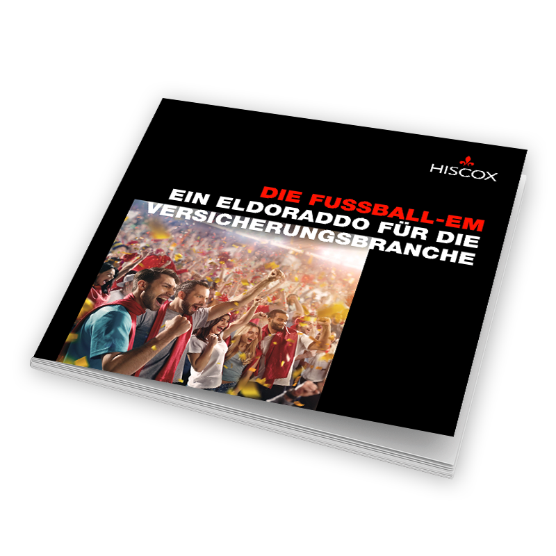 Ein Heft oder Magazin mit dem Titel "DIE FUSSBALL-EM EIN ELDORADO FÜR DIE VERSICHERUNGSBRANCHE" und dem Hiscox-Logo oben rechts. Das Cover zeigt ein Bild einer Menschenmenge, die bei einem Fußballereignis jubelt und feiert.
