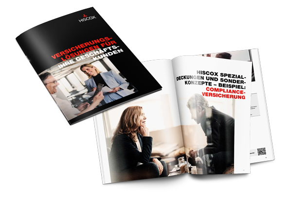 Zwei aufgeschlagene Broschüren der Firma Hiscox. Die Titelseite der ersten Broschüre zeigt eine Geschäftsfrau, die mit einem Kunden spricht, und trägt den Titel "Versicherungslösungen für Ihre Geschäftskunden". Die zweite Broschüre ist geöffnet und zeigt Bilder von Geschäftsleuten in Besprechungen sowie den Text "Hiscox Spezialdeckungen und Sonderkonzepte