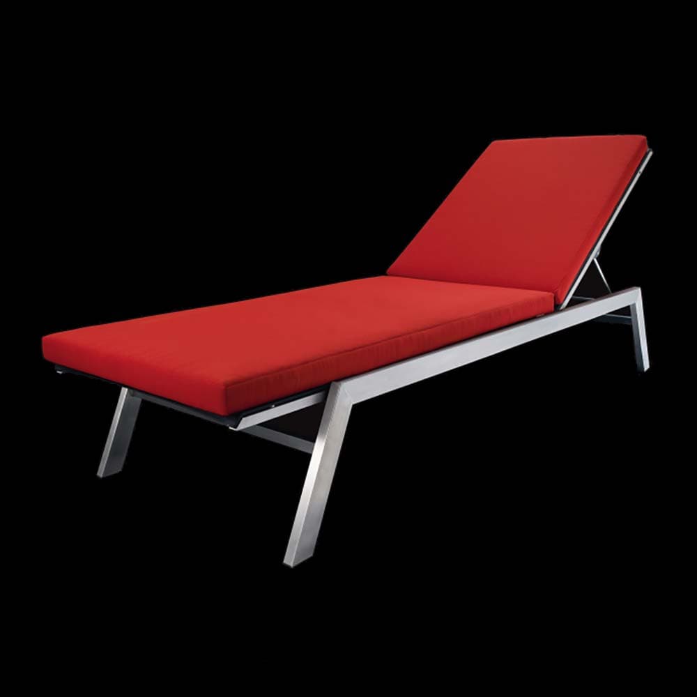 Ein modernes, rotes Liegesofa mit silbernem Metallrahmen vor schwarzem Hintergrund.