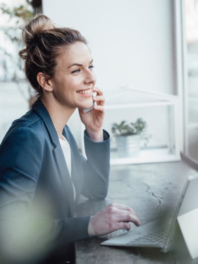 Frau mit Notebook