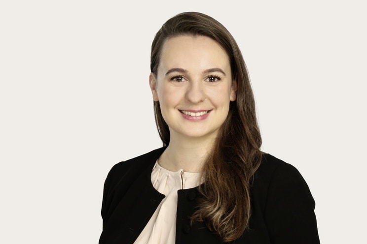 Eine Frau mit braunen Haaren in einem Business-Outfit lächelt, Alina Sucker, Head of Art & Private Clients, Property & Event