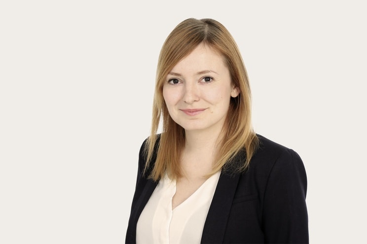 Eine Frau in weißer Bluse und schwarzem Blazer lächelt - Claudia von Pawel, Chief of Staff