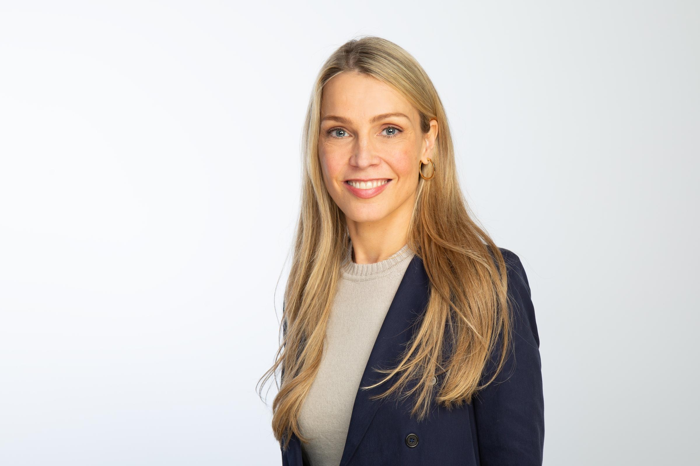 Franziska Beran, Head of Partnerships bei Hiscox, trägt langes blondes Haar und lächelt in die Kamera