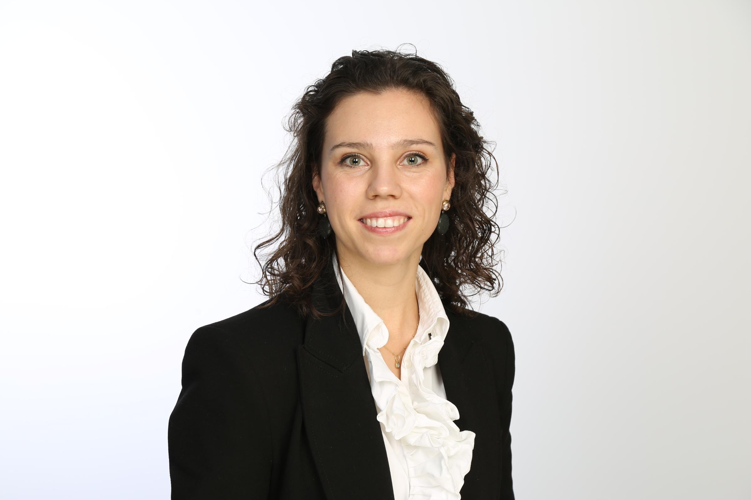 Mathilda Napp ist Head of Strategic Accounts & Partnerships bei Hiscox Deutschland und trägt einen schwarzen Blazer zur weißen Bluse und lächelt in die Kamera