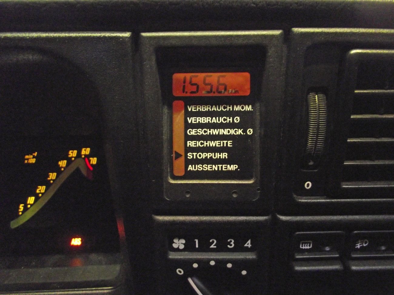 Der Opel Monza GSE Anzeigeregler in der Nahaufnahme