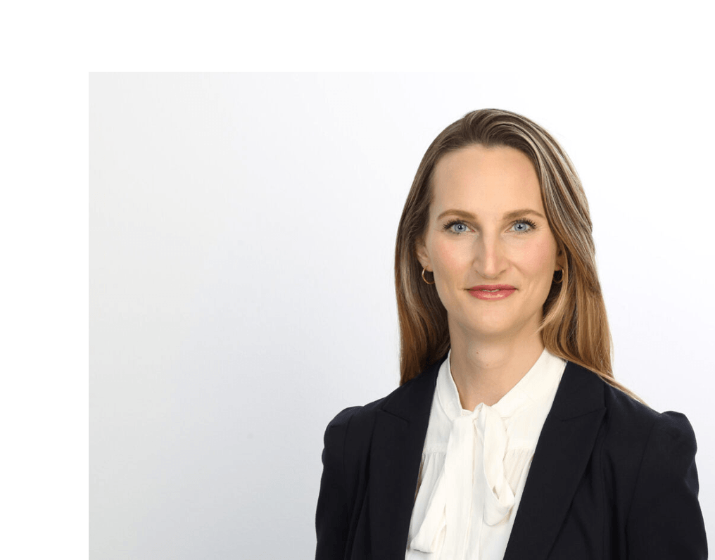 Gisa Kimmerle, eine Frau mit langen und glatten Haaren, trägt einen schwarzen Blazer und eine weiße Bluse.