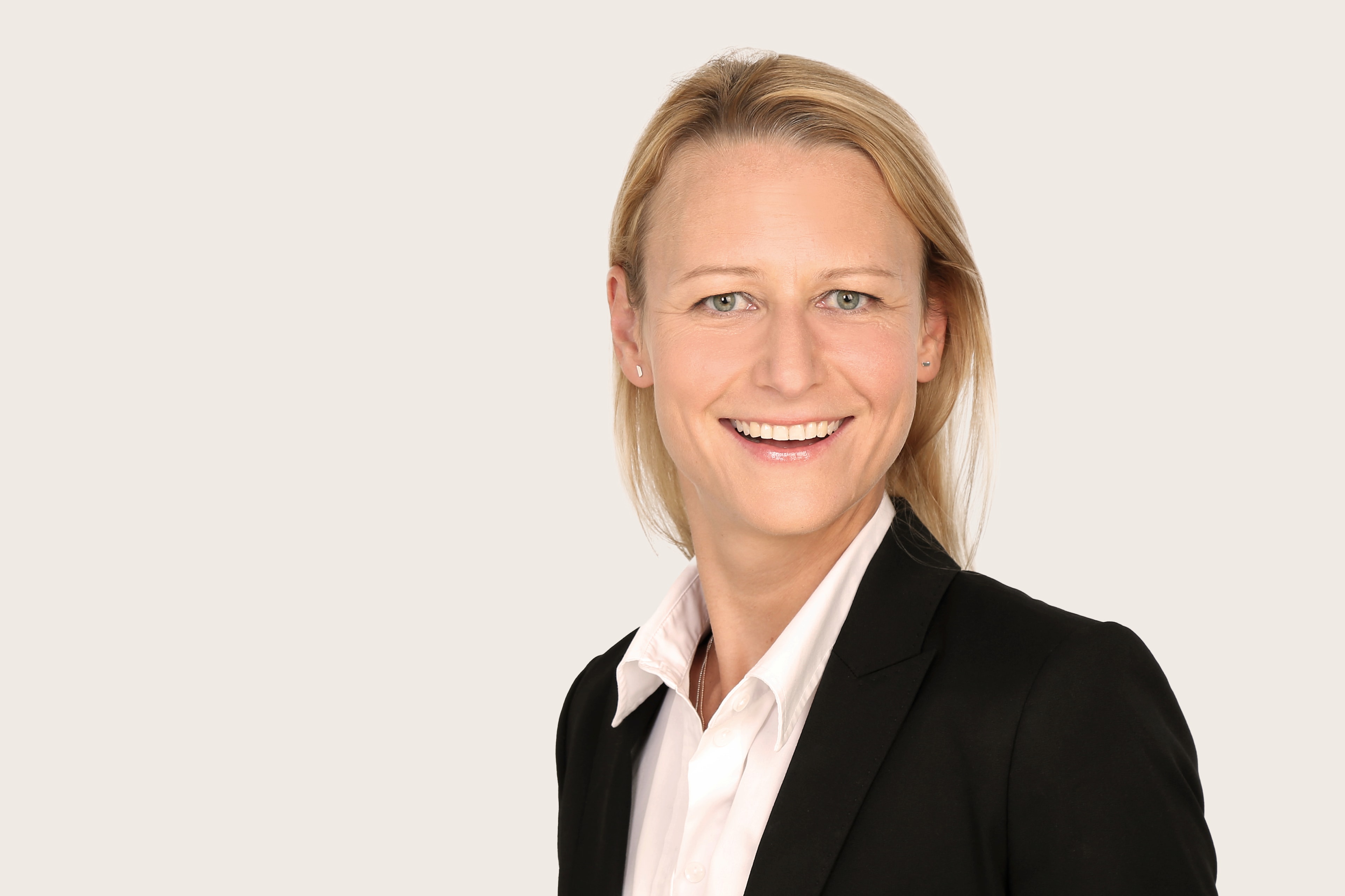 Isabelle Bunck trägt einem schwarzen Blazer über einem weißen Hemd.