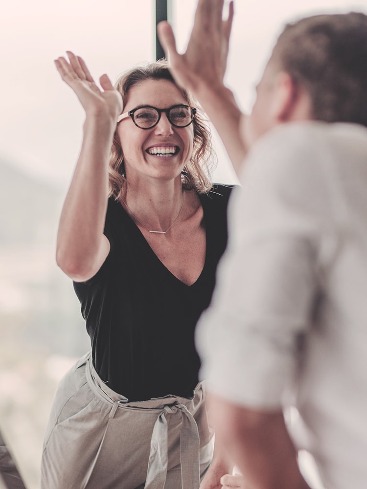 Frau und Mann geben sich ein High Five
