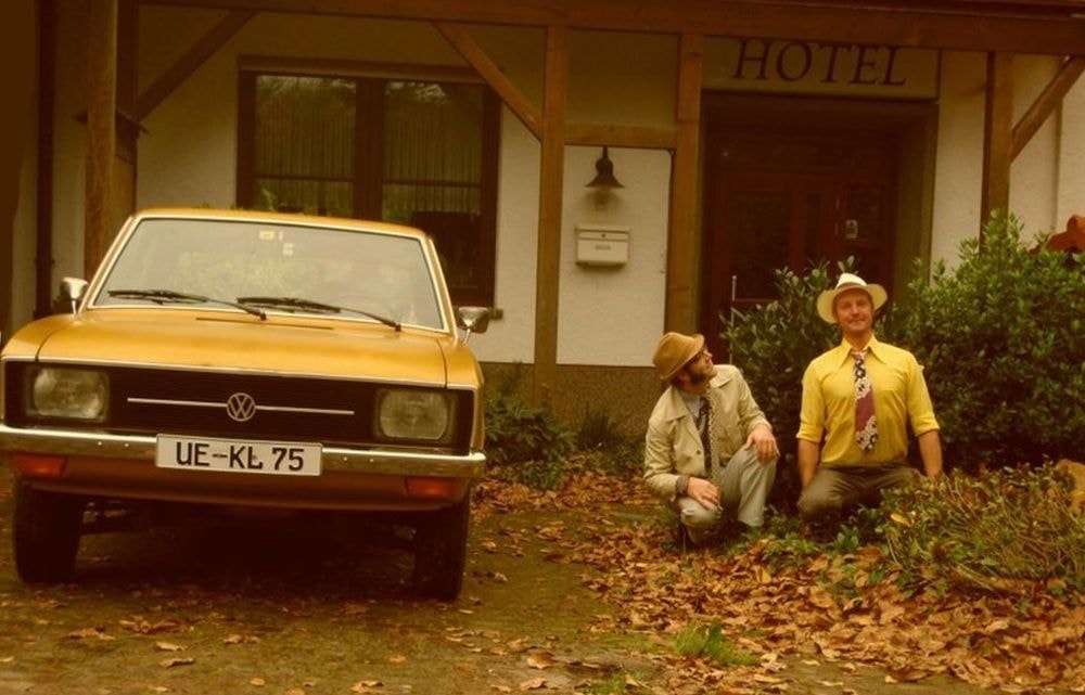 Goldener VW K70 L 1971 im Jahr 2008, Nachstellung des Bildes aus 1973 mit nun erwachsenen Kindern neben dem Fahrzeug