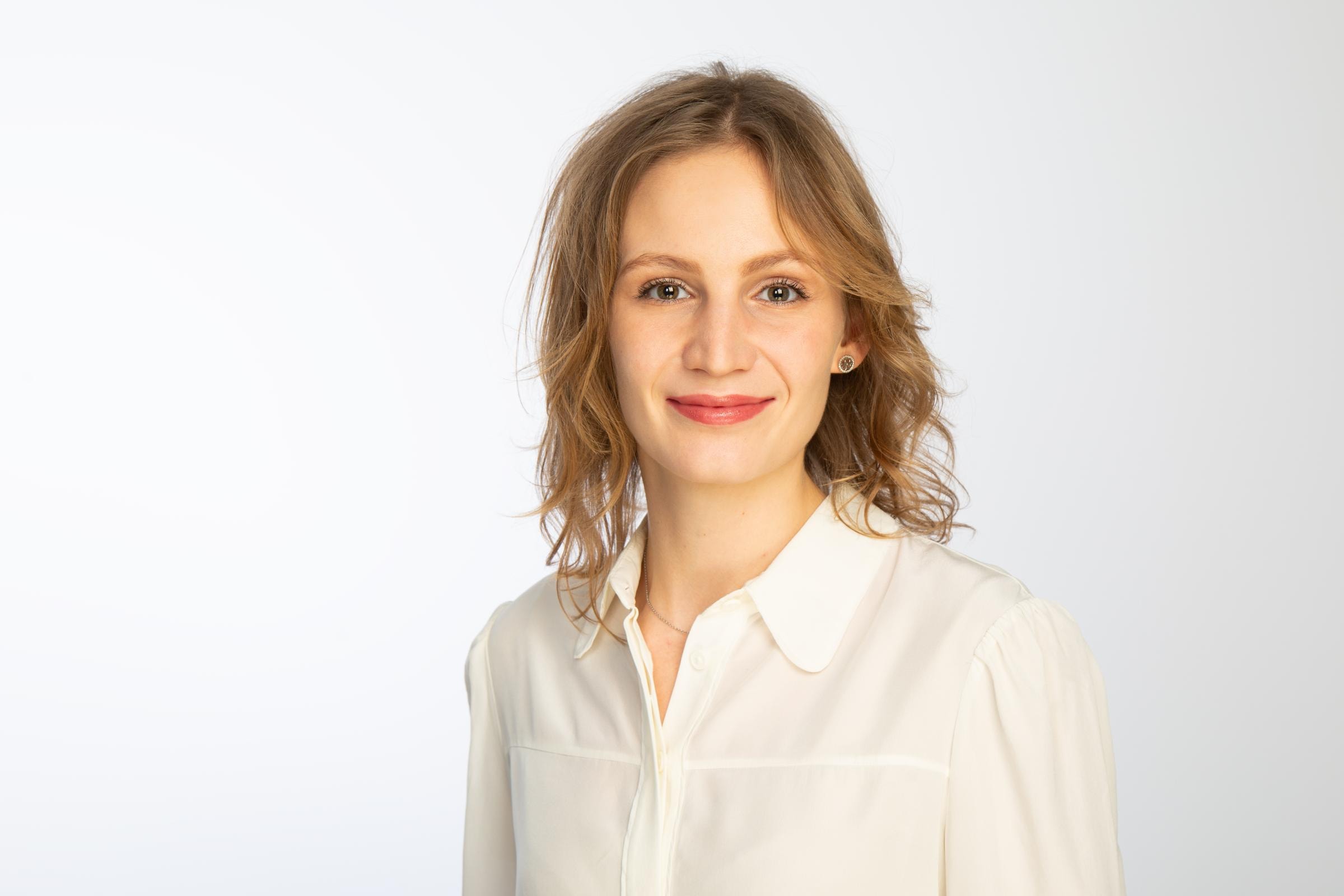 Alica Weininger ist Manager Underwriting Art & Private Clients bei Hiscox. Die blonde junge Frau lächelt in die Kamera.