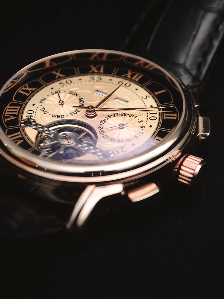 Nahaufnahme einer Armbanduhr mit schwarzem Hintergrund