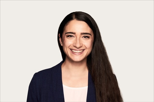 Marlene Schreiber, Fachanwältin für IT-Recht und Partnerin bei der Kanzlei Härting, trägt einen schwarzen Blazer und lacht in die Kamera