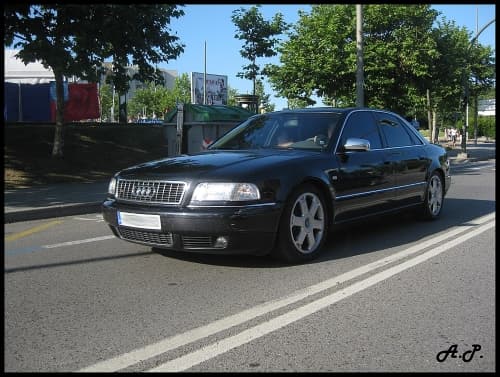 Audi S8 Limousine in schwarz bei Sonnenschein, Seitenansicht auf Straße