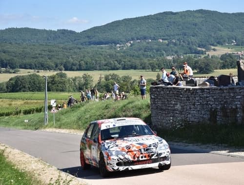 Peugeot 306 GTI-6 in Rallye-Outfit auf einer Rennstrecke. Im Hintergrund sind Zuschauer