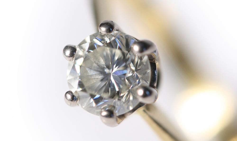 Fotos eines Diamantring. Der Stein ist im Vordergrund, der Hintergrund ist verschwommen