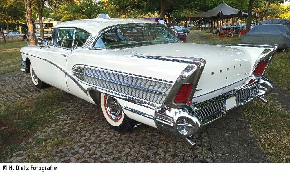 Ein Bild eines 1957 Buick Roadmaster mit der Bezeichnung "1q8" und dem Hinweis auf den Buick Super.