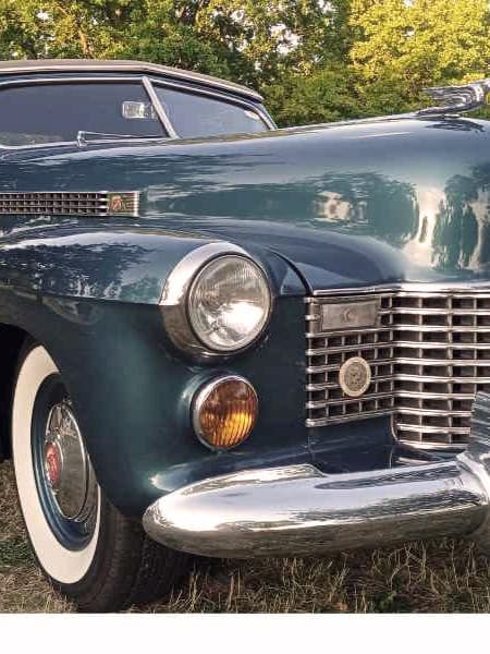 1947 Cadillac Cabriolet: Ein klassisches Auto mit offenem Verdeck, das den Charme und die Eleganz vergangener Zeiten verkörpert.