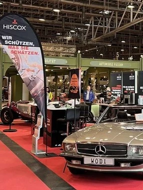 Frontansicht des Hiscox Messestand im Jahr 2024 - Experten für Youngtimer und Oldtimer