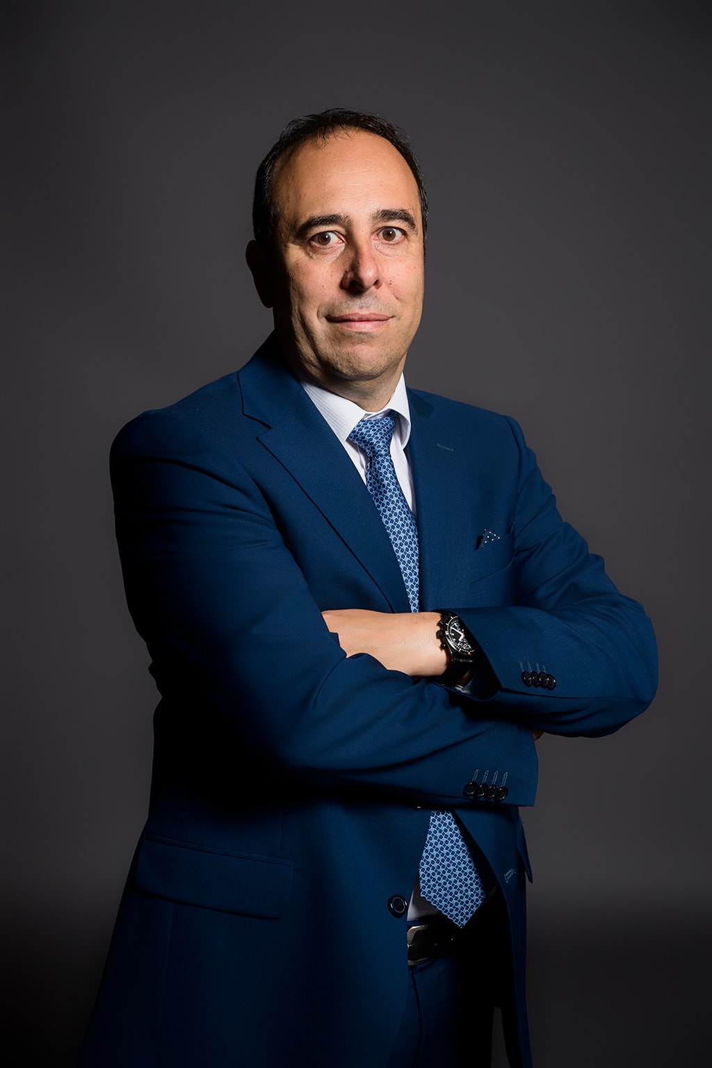 Massimo Fedeli, Managing Director von Hiscox Italia, trägt einen dunkelblauen Anzug und Krawatte.