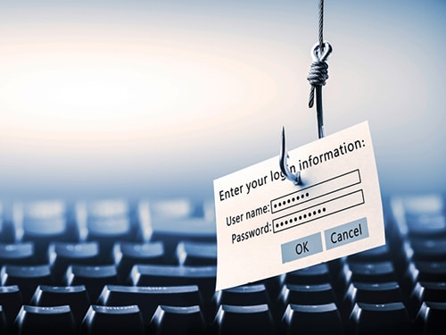 Ein Zettel mit verborgenen Passwortinformationen ist an einem Angelhaken aufgespießt und hängt über einer schwarzen Tastatur