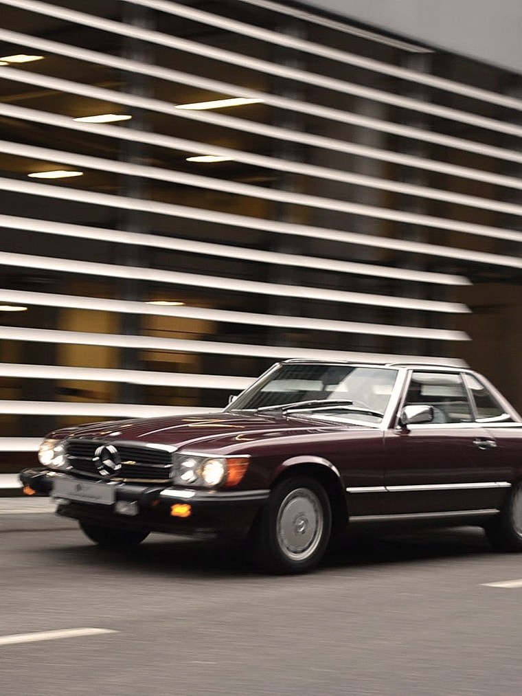 Freunde im Roadster: Mercedes Benz 560SL Oldtimer im Portrait