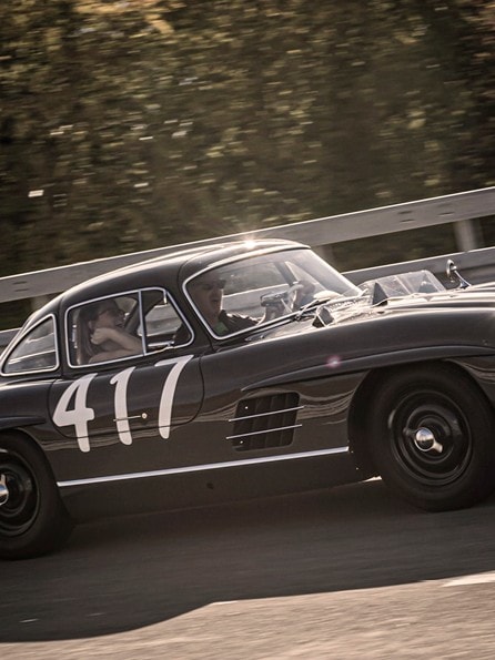 Auf der Straße fährt Jenz Tanz im original Mercedes Benz SL Gullwing 417