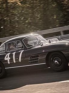 Auf der Straße fährt Jenz Tanz im original Mercedes Benz SL Gullwing 417