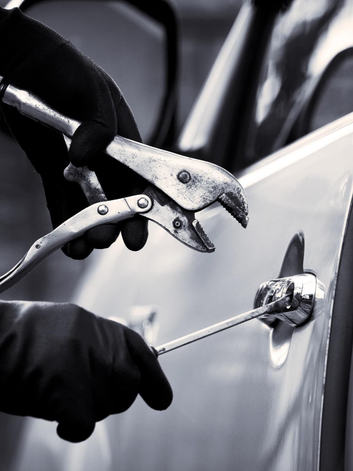 Autodiebstahl: Kriminelle Person versucht, Fahrzeug mit Werkzeug aufzubrechen