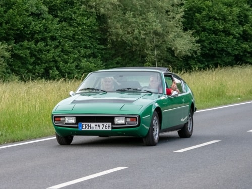 Matra Bagheera Oldtimer in Grün auf einer Landstraße in Deutschland, klassischer französischer Sportwagen mit Mittelmotor