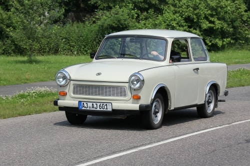 Trabant 601 Oldtimer in Beige auf einer Landstraße in Deutschland, klassisches DDR Fahrzeug mit Zweitaktmotor