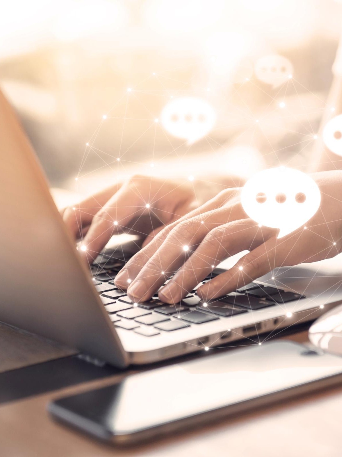 Online-Kommunikation: Hände tippen auf Laptop-Tastatur mit Chat-Symbolen und Netzwerkverbindungen