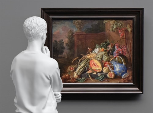 Installation The Visitor with Stillleben mit Gemüse (2025) von Elmgreen & Dragset, weiße skulpturale Figur betrachtet ein Stillleben