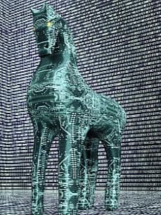 Digitales Trojanisches Pferd vor einem Hintergrund aus Binärcode: Symbol für Cyberangriffe und Schadsoftware