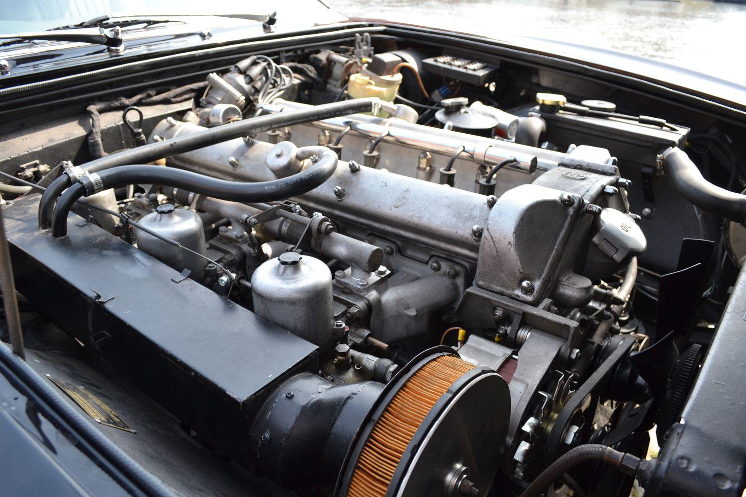 Detaillierte Ansicht des Motors eines klassischen Autos, gezeigt werden verschiedene Motorkomponenten und Mechanismen