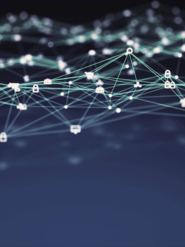 Symbolbild für Cyber-Versicherung, zeigt ein Schloss-Symbol auf einem digitalen Hintergrund mit blauen Datenströmen, was auf den Schutz vor Cyberangriffen hinweist.