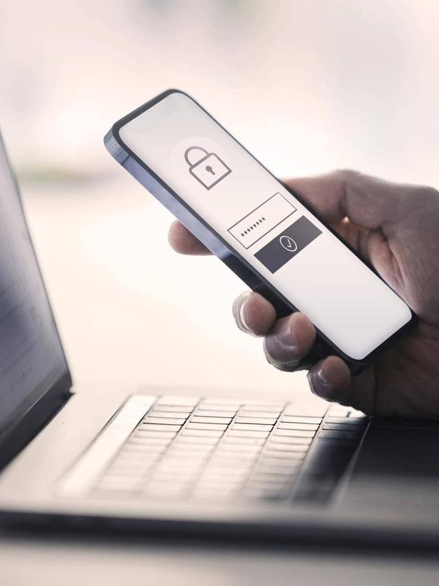 Datenschutzbeauftragte-Versicherung von Hiscox: Ein Datenschutzbeauftragter hält sein Handy in der Hand
