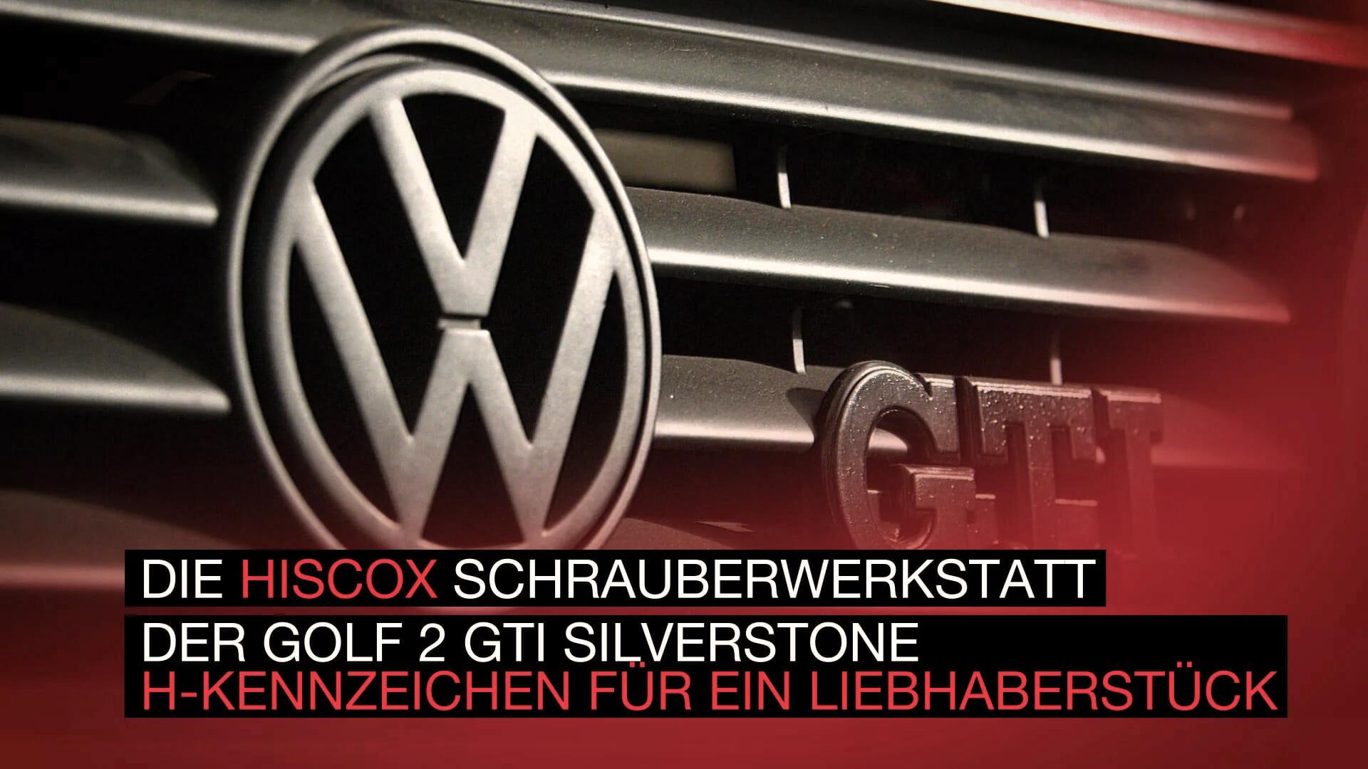 Eine Nahaufnahme des Kühlergrills eines Volkswagen Golf 2 GTI Silverstone mit dem VW-Logo und dem GTI-Schriftzug. Text im Bild: 'DIE HISCOX SCHRAUBERWERKSTATT DER GOLF 2 GTI SILVERSTONE H-KENNZEICHEN FÜR EIN LIEBHABERSTÜCK'