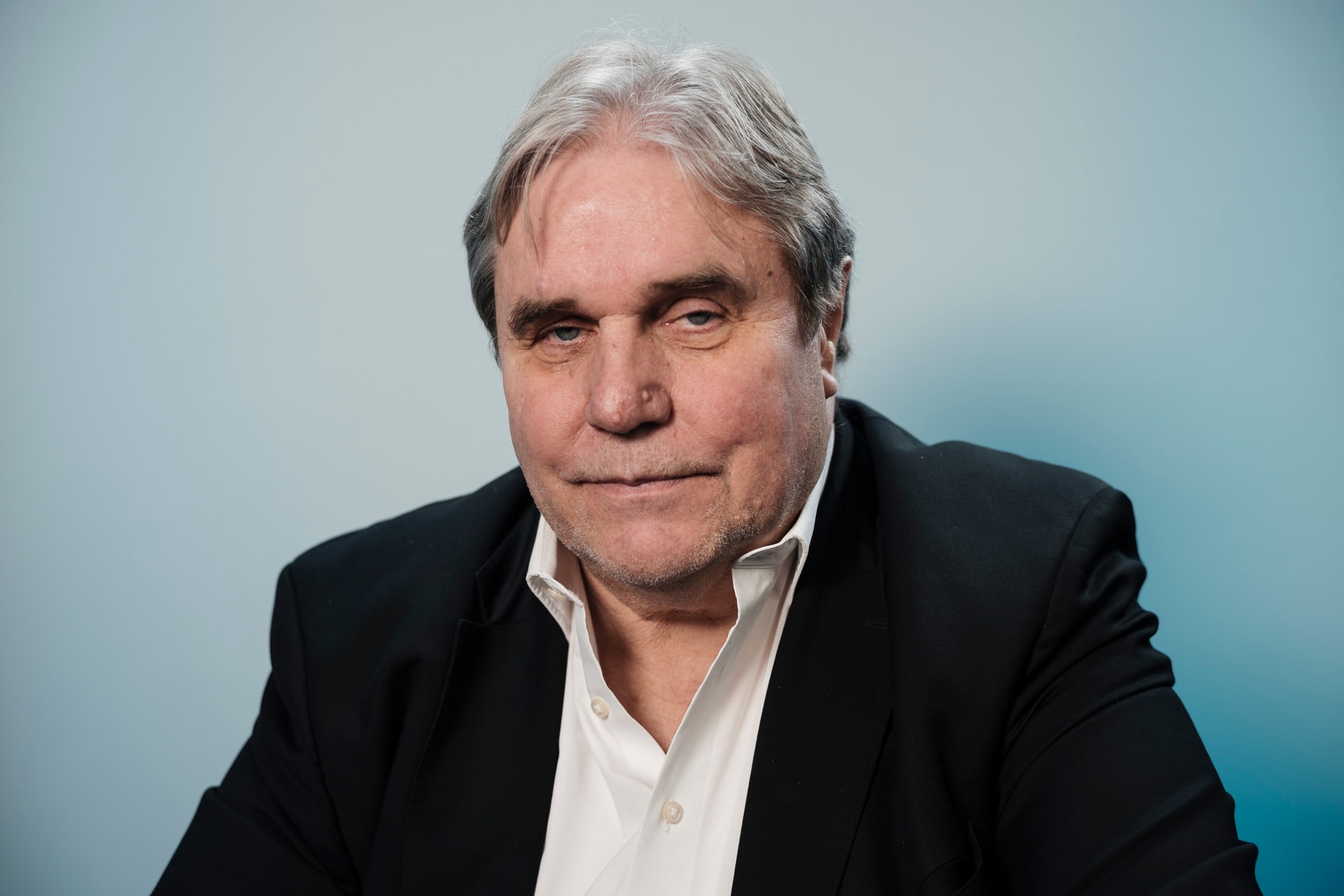 Herbert Fromme von Versicherungsmonitor in schwarzem Anzug mit Hemd