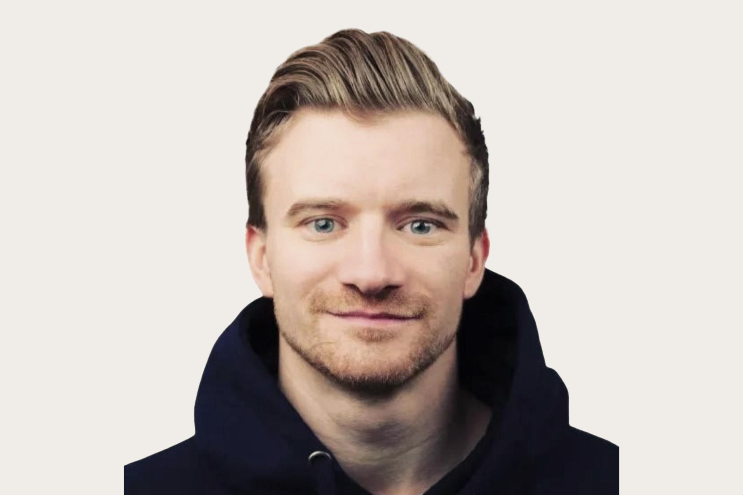 Matthias Beck, ein Man mit blonden Haaren und Gastautor bei Hiscox, trägt einen dunkelblauen Kapuzenpullover.