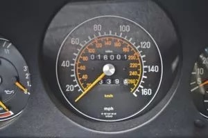 Mercedes 560 SL Oldtimer Portrait Tacho