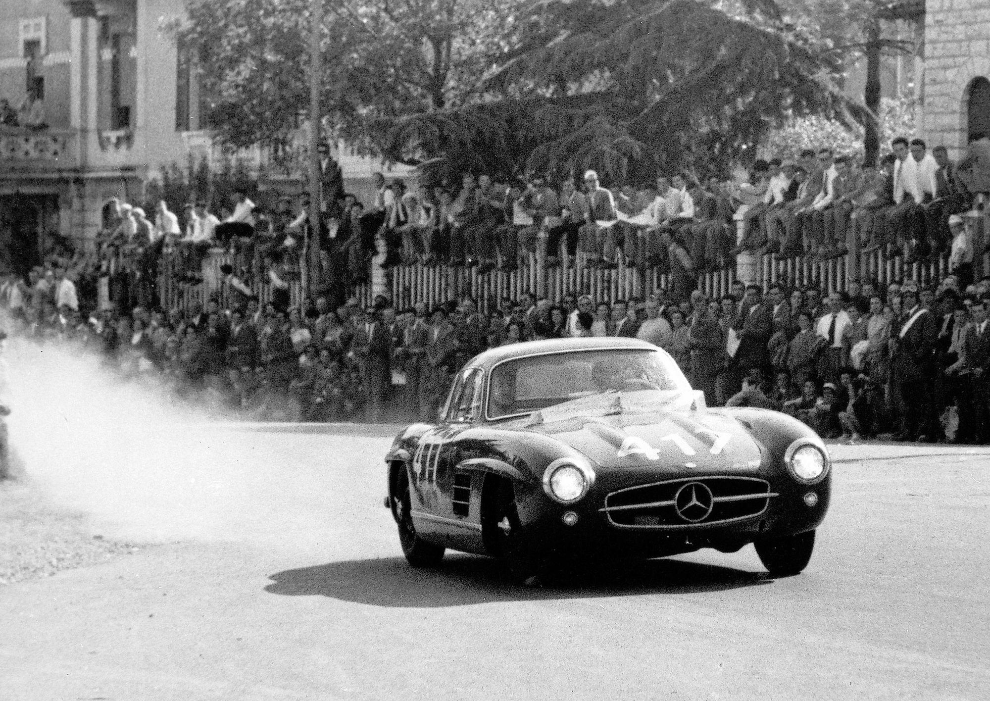 Mercedes Benz 300 SL Gullwing Mille Miglia 417 Special Edition aufgenommen im Jahr 1955 um 4 Uhr 17 Minuten mit dem Fahrer John Fitch