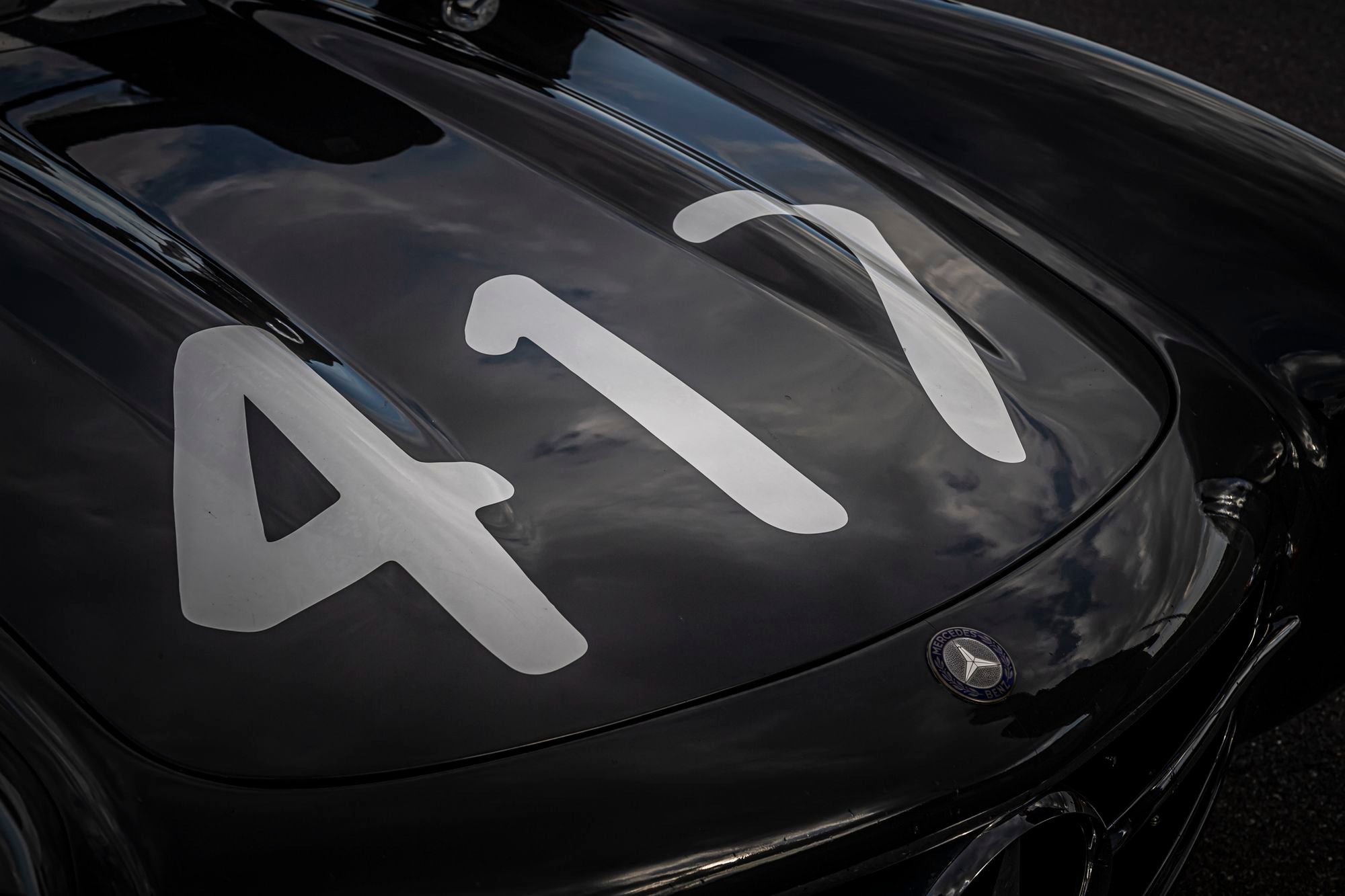 Mercedes Benz 300 SL Gullwing mit der Nummer 417 auf der Motorhaube als Nahaufnahme