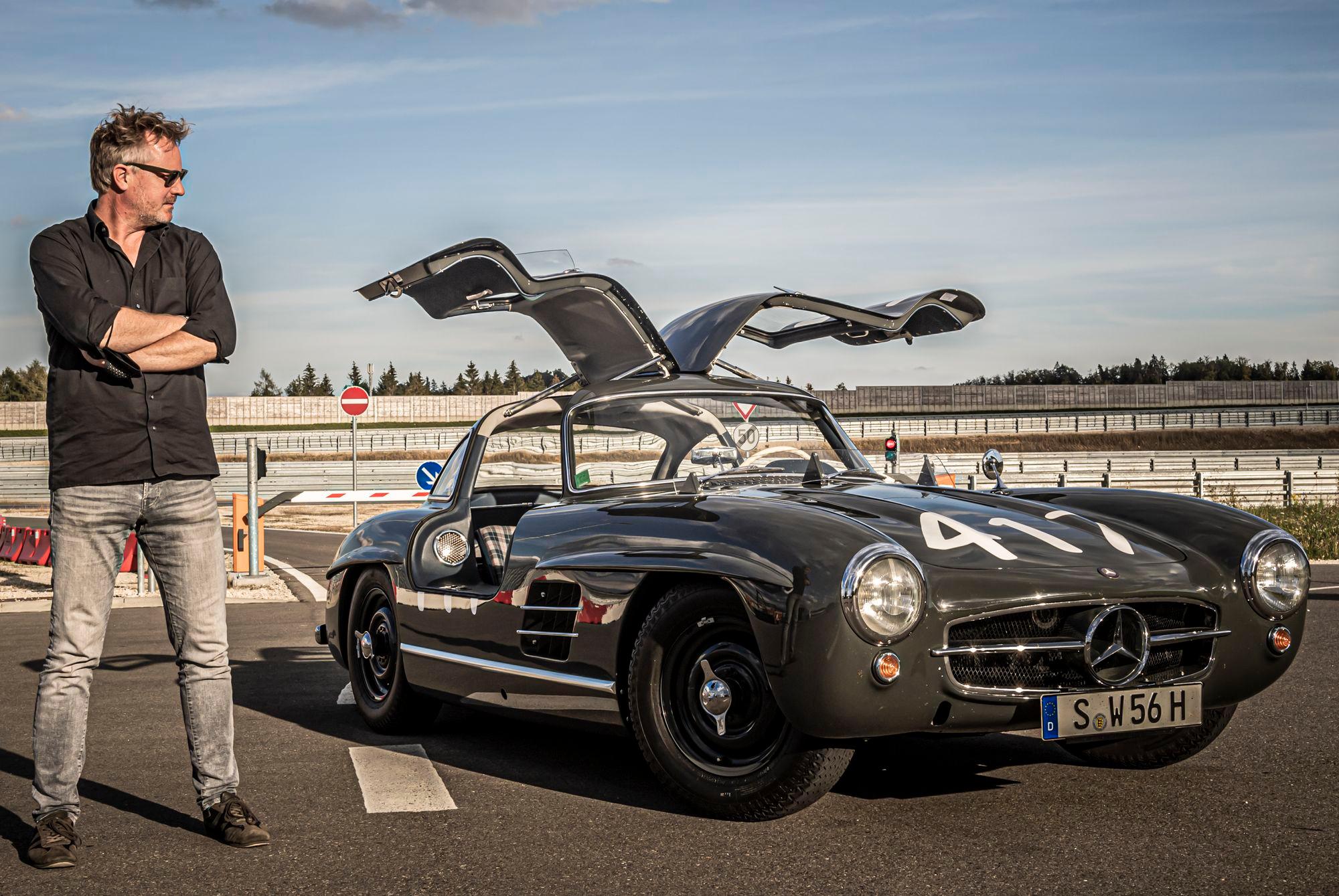 Jens Tanz steht neben dem Mercedes Benz 300 SL mit offenen Flügeltüren