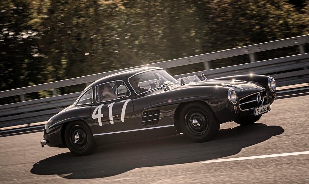 Auf der Straße fährt Jenz Tanz im original Mercedes Benz SL Gullwing 417