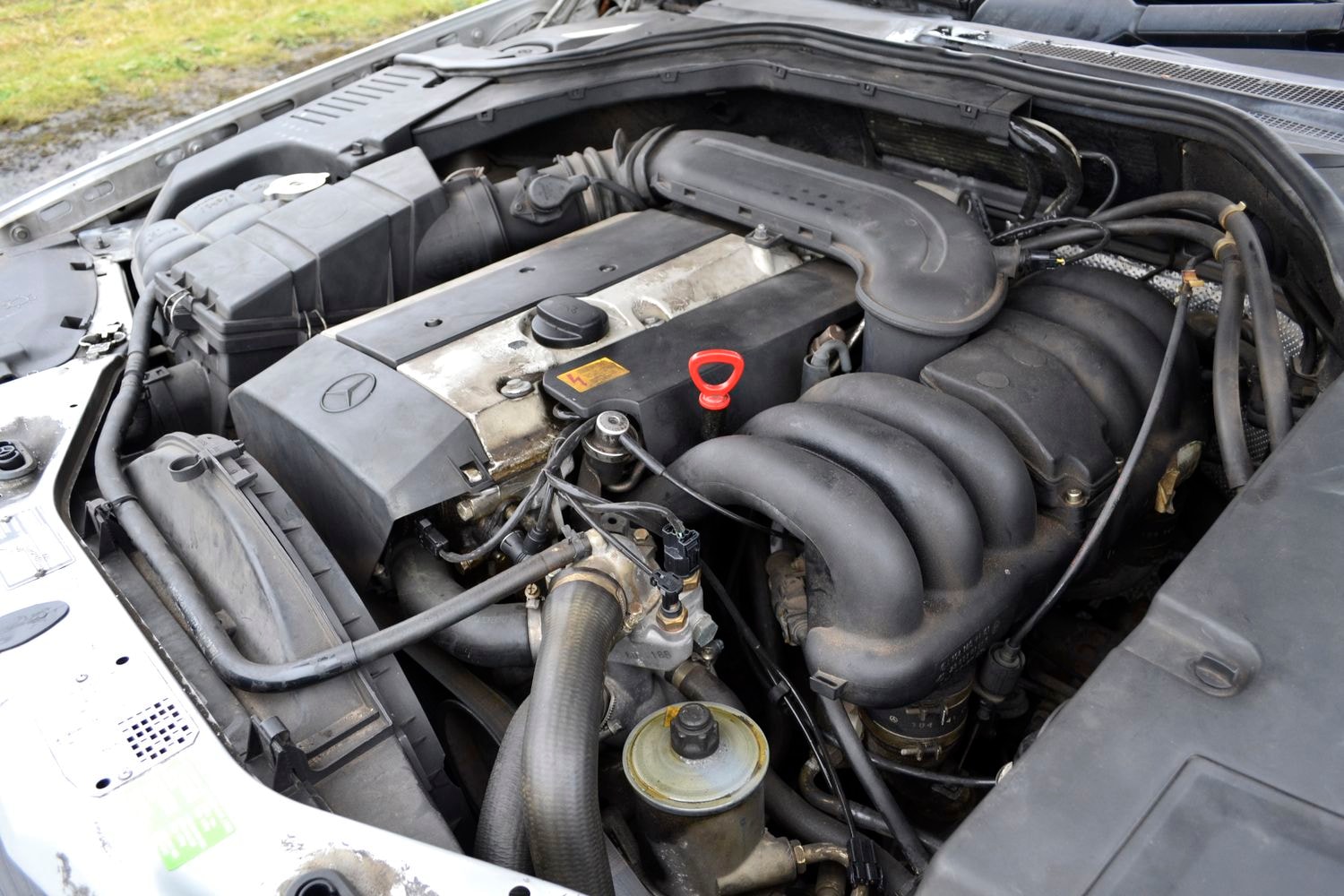 Nahaufnahme des Motors eines grauen Mercedes w140 s320