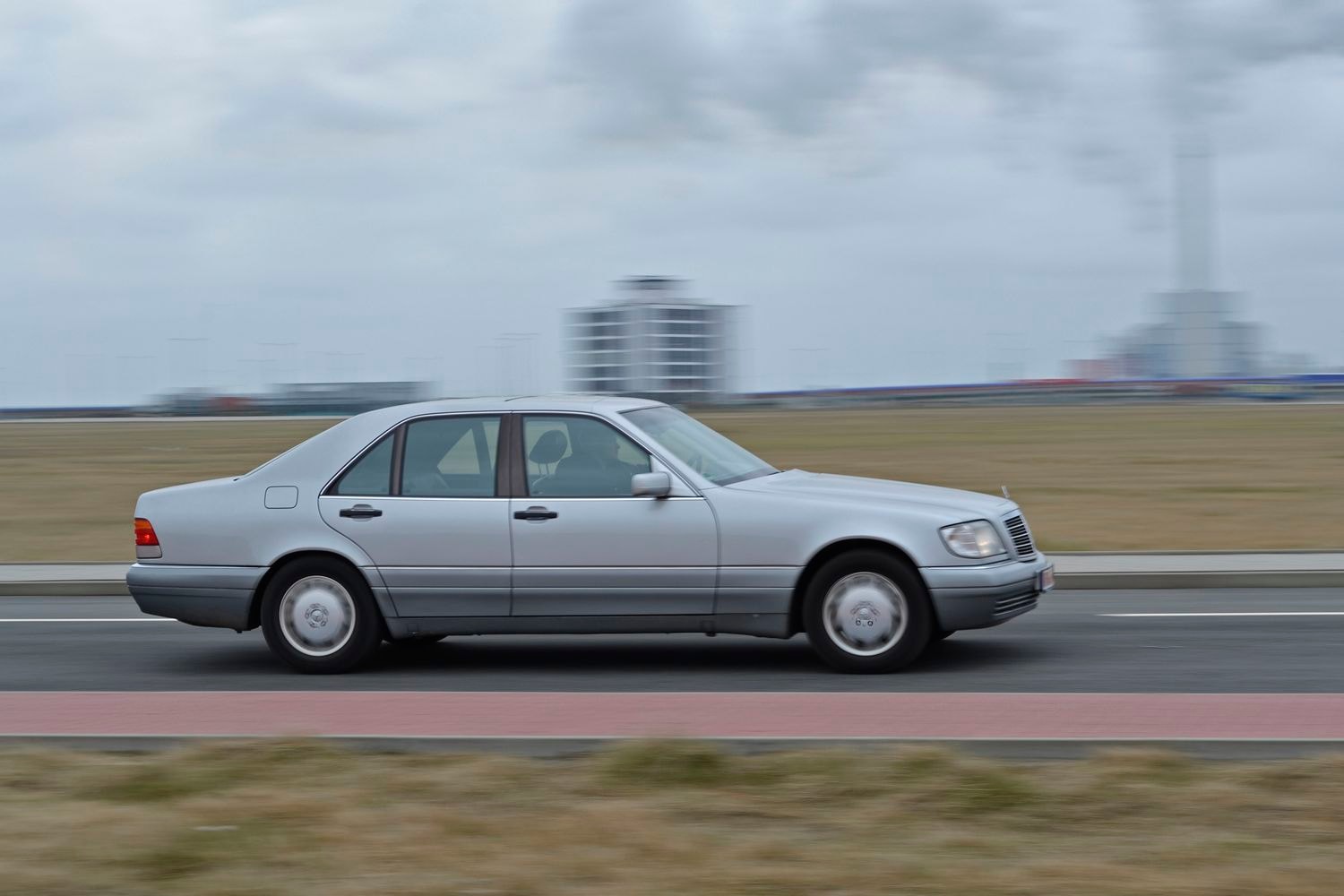 Ein grauer Mercedes w140 06 befindet sich im Driveby auf einer geteerten Straße