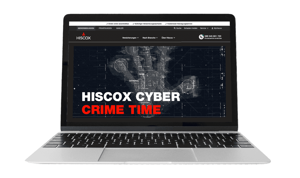 Ein Laptop zeigt eine Webseite mit dem Titel "Hiscox Cyber Crime Time". Im Hintergrund ist ein digitaler Fingerabdruck zu sehen. Oben auf der Seite befinden sich Menüpunkte und Kontaktinformationen