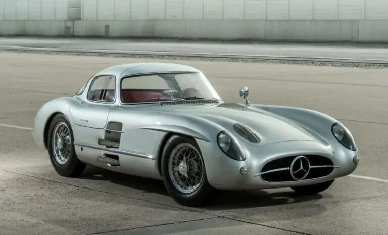 Ein silberner Mercedes-Benz Rennwagen, das 1955 Mercedes-Benz 300 SLR Uhlenhaut Coupé, mit aerodynamischem Design und Flügeltüren.