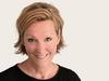 Sandra Hopp, eine Gastautorin bei Hiscox, hat kurzen, hellen Haaren und trägt schwarzem Oberteil.